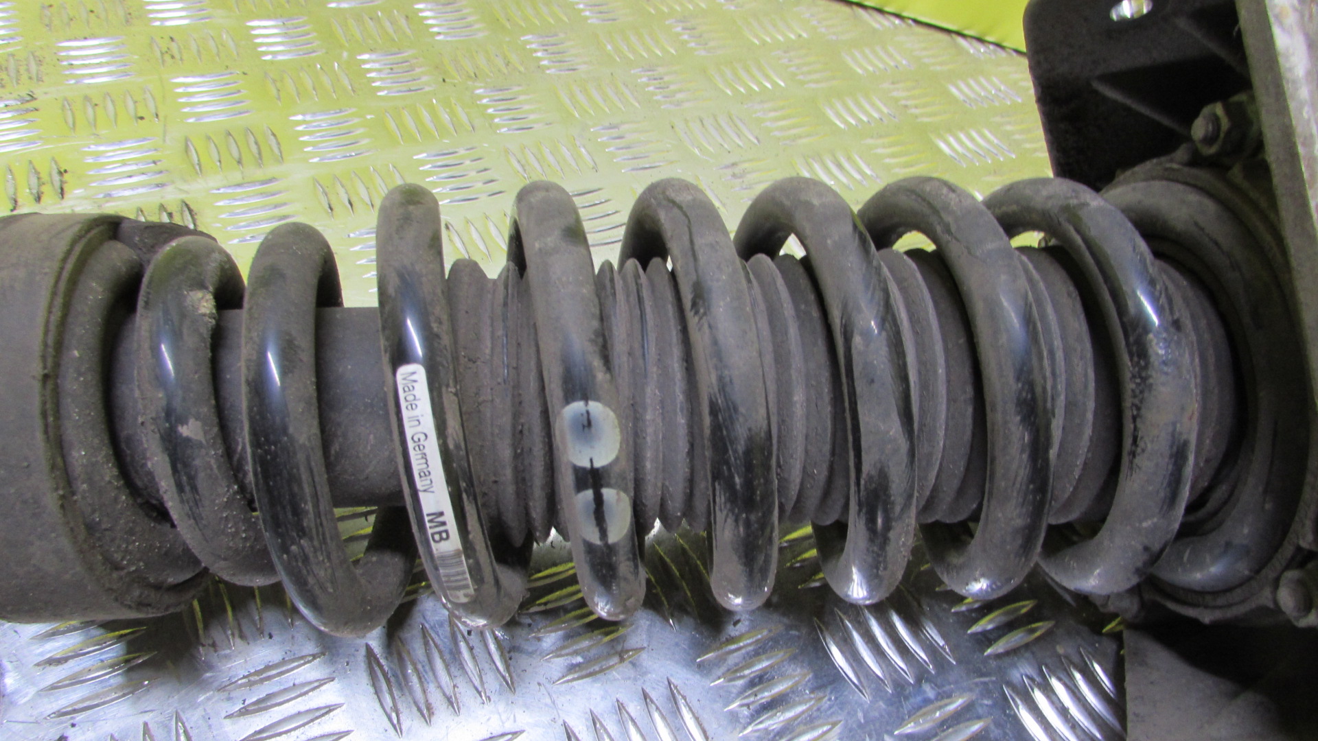 Пружина подвески передняя Volkswagen Touareg (2003-2006) дорестайл - 1