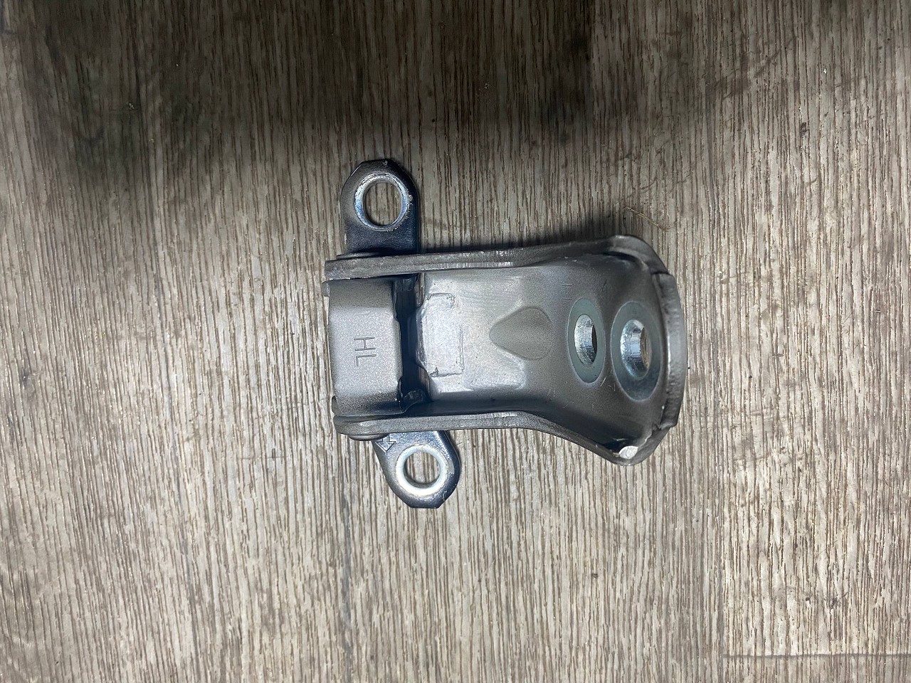 Петля двері передньої лівої (верхня) Nissan Rogue 2014-2020 - 1