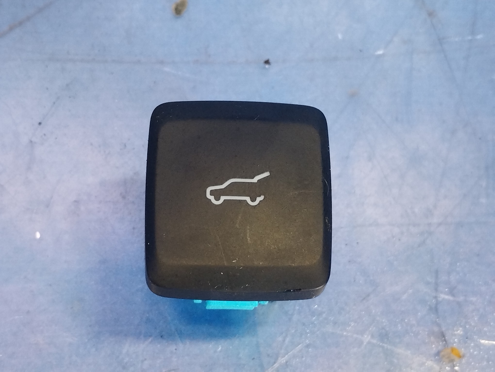 Кнопка открывания багажника Ford Mustang Mach-E  Select Premium  ( 2019 - 2026 ) - 1
