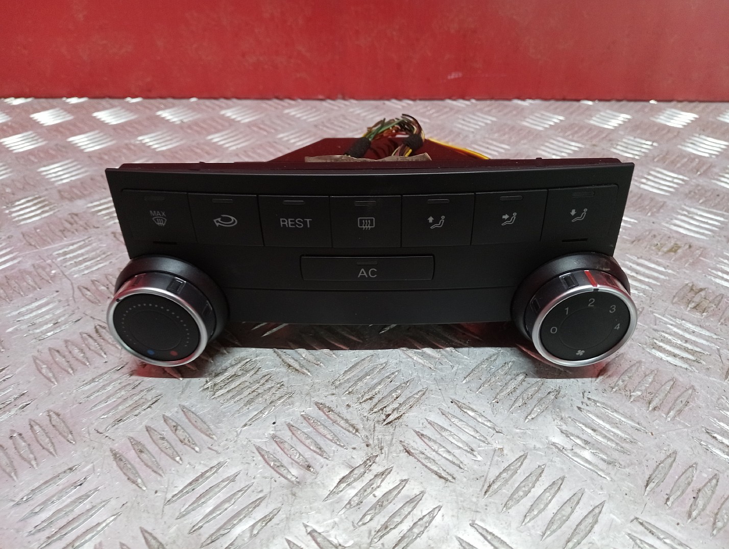 Панель управления климат-контроля Volkswagen Touareg (2007-2010) рестайл - 1