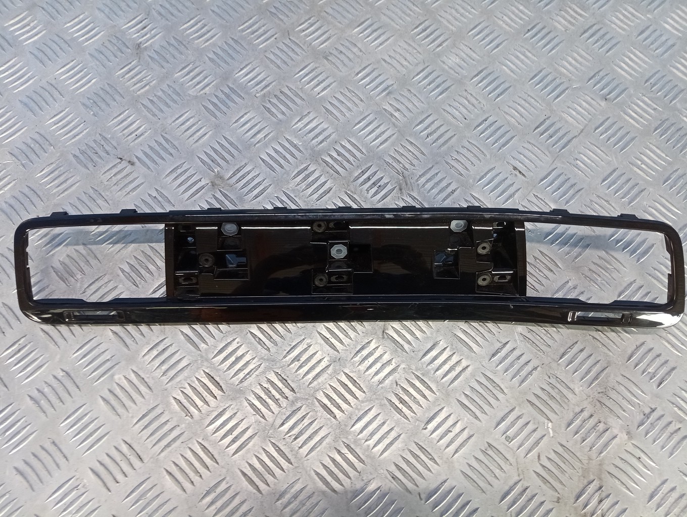 Крепление номерного знака Volkswagen Touareg NF (2010-2014) - 1