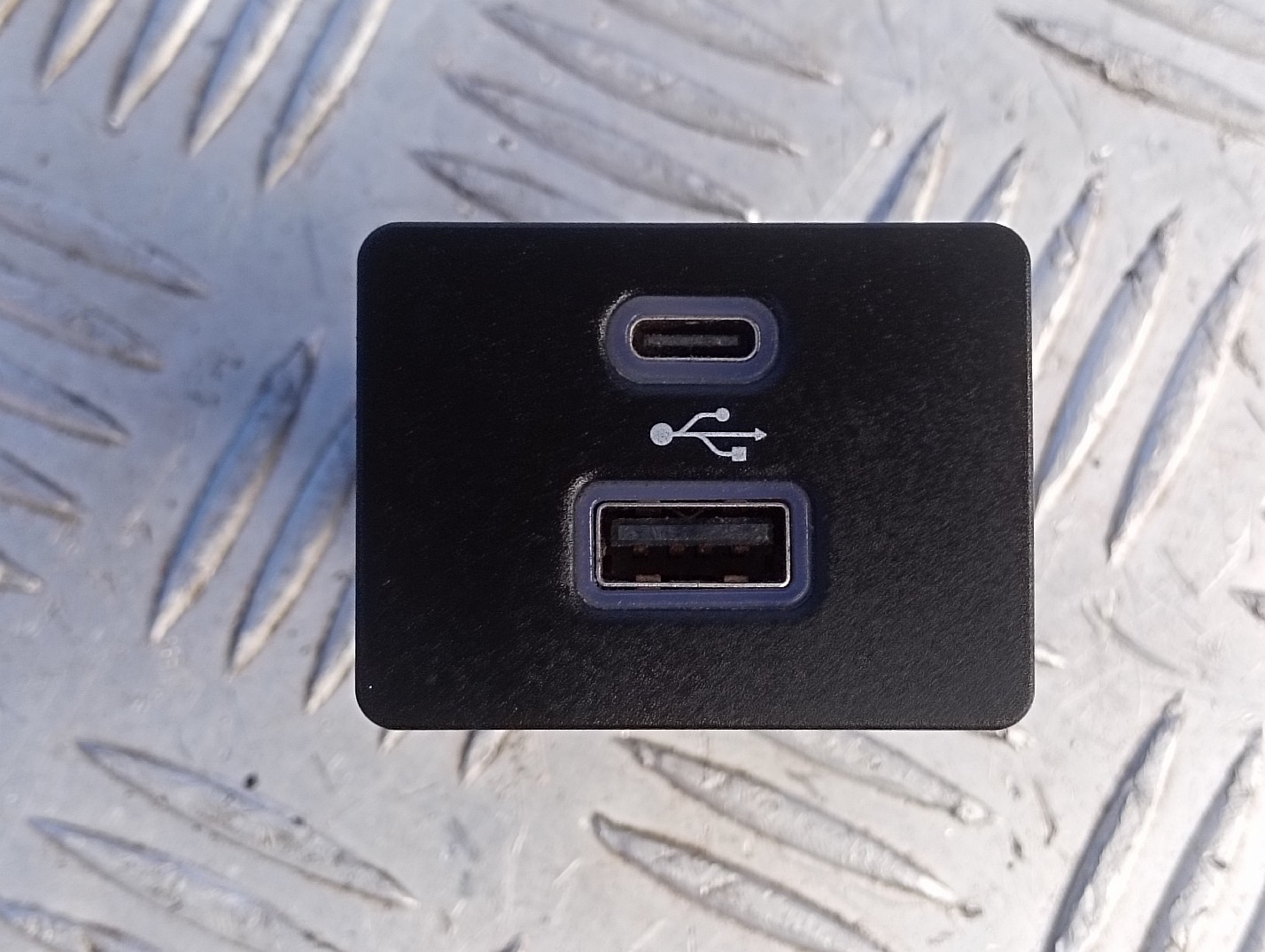 Блок УСБ USB Ford Mustang Mach-E  Select Premium  ( 2019 - 2026 ) - 1