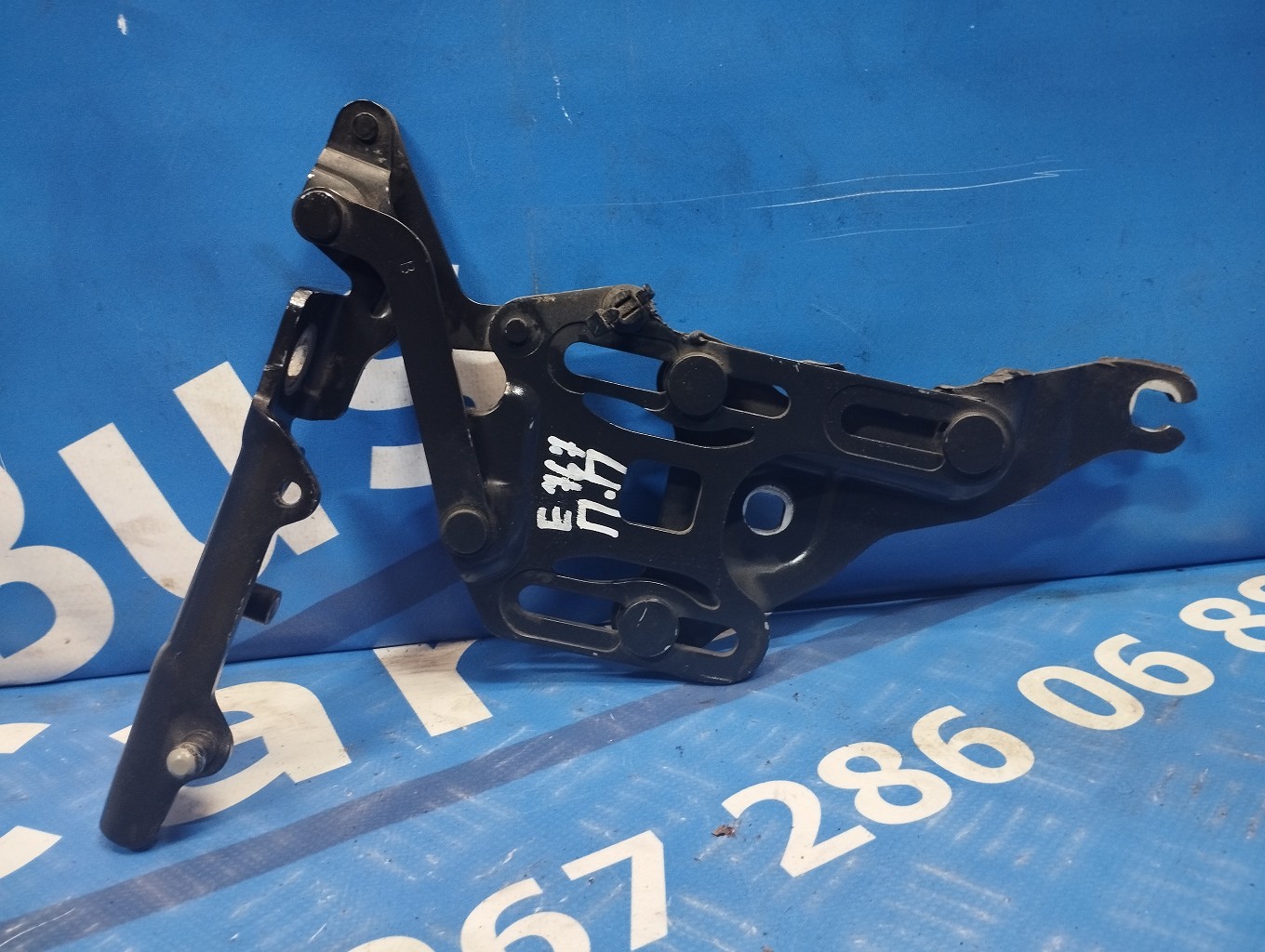 Петля капота права BMW X5 E70 (2007-2010) дорестайл - 1