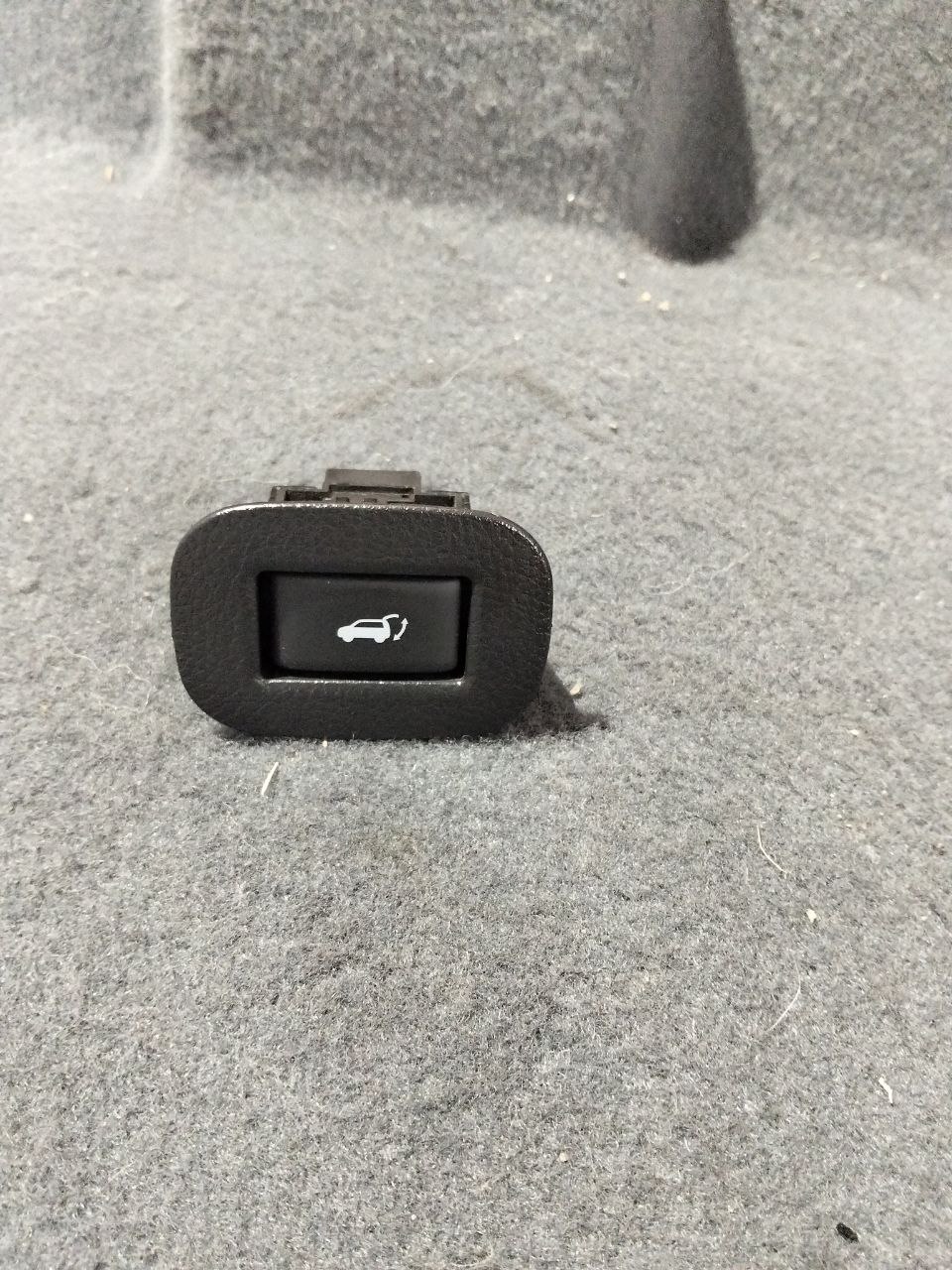 Кнопка закриття кришки багажника Nissan Rogue 2014-2020 - 1