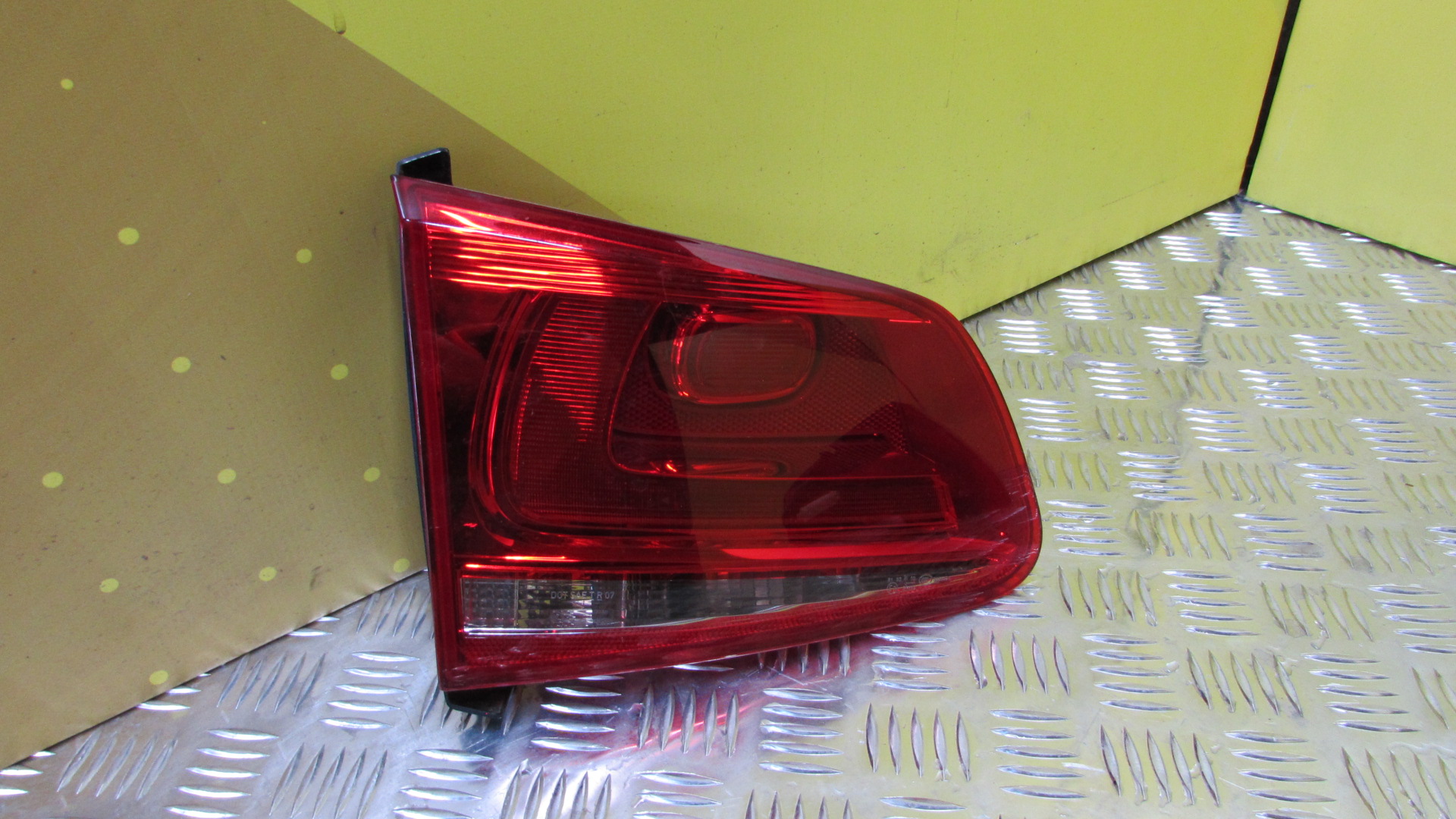 Ліхтар кришки багажника лівий Volkswagen Touareg NF (2010-2014) - 1