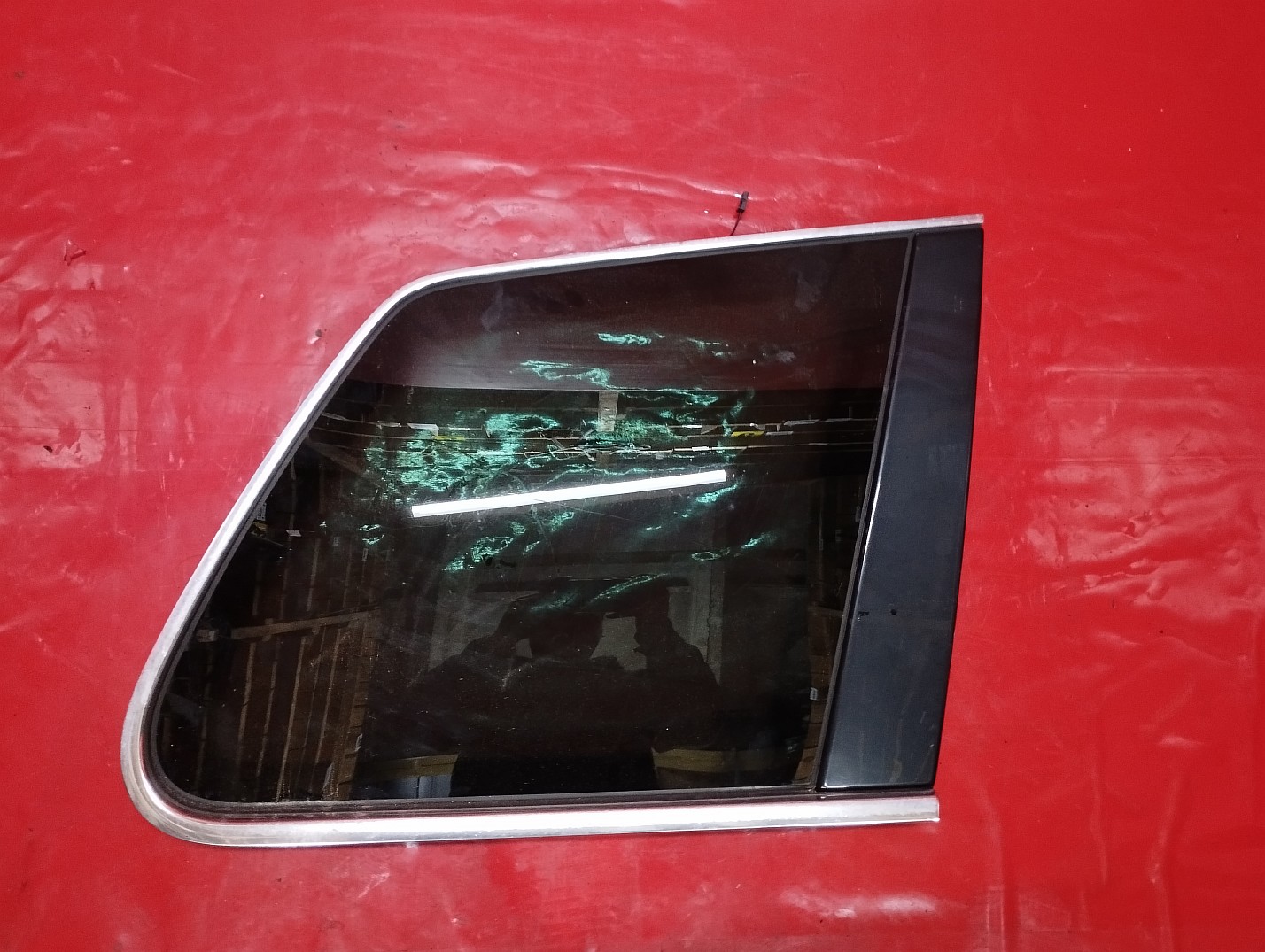 Скло кузовне заднє праве Volkswagen Touareg (2003-2006) дорестайл - 1