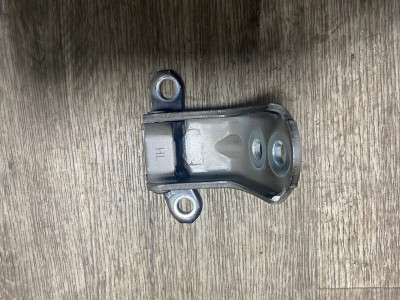 Петля двері передньої лівої (верхня) Nissan Rogue 2014-2020