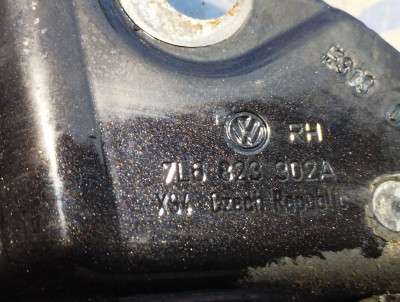 Петля капота права Volkswagen Touareg (2007-2010) рестайл