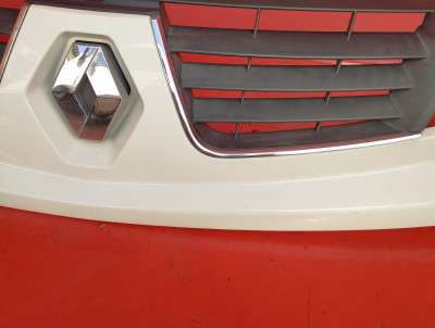 Накладка бампера переднього центральна Renault Trafic II, Opel Vivaro II, Nissan Primastar II (2006-2014) рестайл