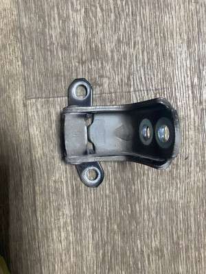 Петля двері передньої правої (нижня) Nissan Rogue 2014-2020