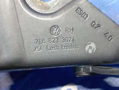 Петля капота правая Volkswagen Touareg (2007-2010) рестайл