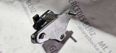 Петля двери левая (низ/верх, зад/перед) Mercedes ML W164 (2005-2011)