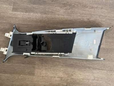 Обшивка стойки салона средняя правая E-class W212