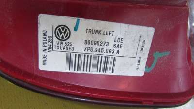 Ліхтар кришки багажника лівий Volkswagen Touareg NF (2010-2014)