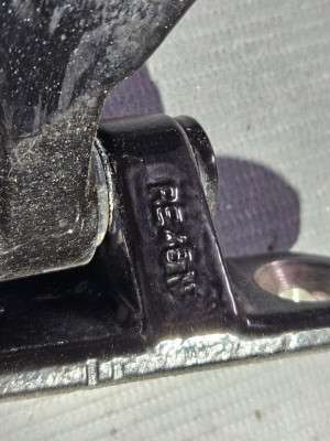 Петля двери правая (низ/верх, зад/перед) Mercedes ML W164 (2005-2011)