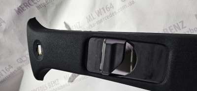 Обшивка стойки салона средняя правая Mercedes ML W164 (2005-2011)