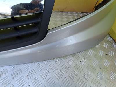 Накладка бампера переднього центральна Renault Trafic II, Opel Vivaro II, Nissan Primastar II (2001-2006) дорестайл