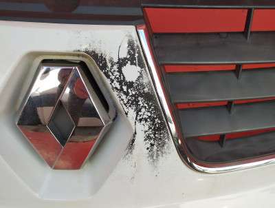 Накладка бампера переднього центральна Renault Trafic II, Opel Vivaro II, Nissan Primastar II (2006-2014) рестайл
