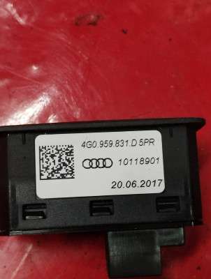 Кнопка відкриття багажника Audi Q7 4M(2015-2020)