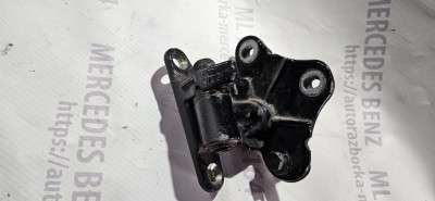 Петля двери правая (низ/верх, зад/перед) Mercedes ML W164 (2005-2011)