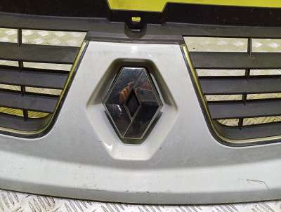 Накладка бампера переднього центральна Renault Trafic II, Opel Vivaro II, Nissan Primastar II (2001-2006) дорестайл