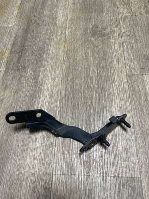 Петля кришкі (двері) багажника права Nissan Rogue 2014-2020