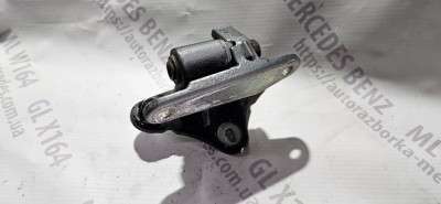 Петля двери левая (низ/верх, зад/перед) Mercedes ML W164 (2005-2011)