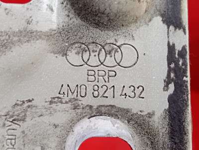Кронштейн (кріплення) крила правий Audi Q7 4M(2015-2020)